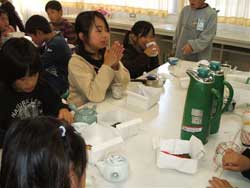 嬉野小学校三年生　お茶のいれかた教室